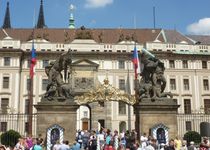Während der Prager Burg Führung kann man die Wachablösung sehen