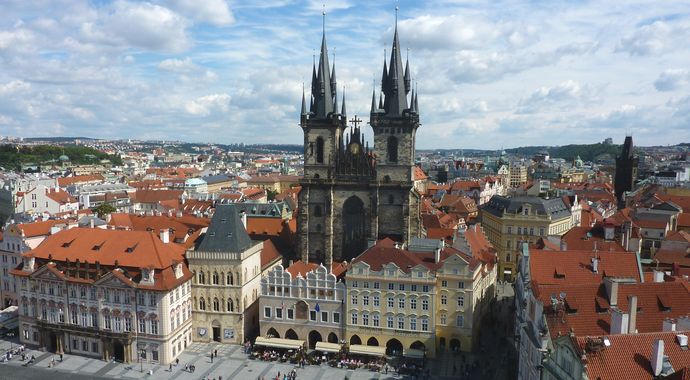 Prag-Prager Altstadt-Blick vom Rathausturm auf die Teinkirche